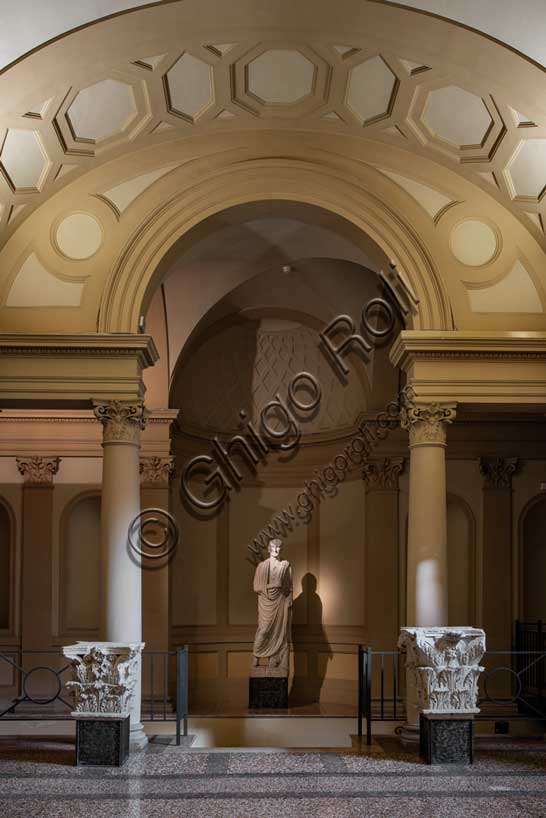 Museo Civico Archeologico di Bologna: veduta dell'atrio del Museo con il togato di Maccaretolo.