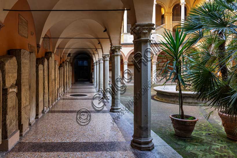 Museo Civico Archeologico di Bologna: vista dell'ala del cortile con le lapidi provenienti dal Muro del Reno. 