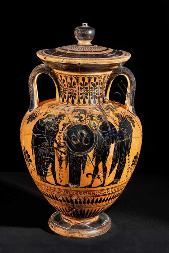 Museo Civico Archeologico di Bologna:Anfora a collo distinto di fabbricazione attica a figure nere, con coperchio. Herakles, accompagnato da Hebe,fa il suo ingresso in Olimpo accolto da Athena, Hermes e Dioniso. Dal sepolcreto Arnoaldi, tomba 80 Inv. 17832.