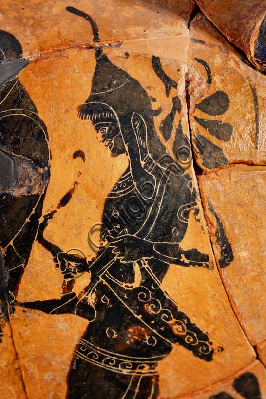 Museo Civico Archeologico di Bologna:Anfora a collo distinto di fabbricazione attica a figure nere, con coperchio. Partenza per la guerra di un oplita che si congeda dai genitori affiancato da un arciere scita.Dal sepolcreto Arnoaldi, tomba 80. Inv. 17832.Gli arcieri sciti erano un'ipotetica forza di polizia di Atene nel V all'inizio del IV secolo a.C., documentata nella letteratura e in alcune opere d'arte greche. Si dice che fosse un corpo armato costituito da 300 schiavi pubblici Sciti; era adibito al mantenimento dell'ordine pubblico e svolgeva compiti di polizia urbana.Particolare.