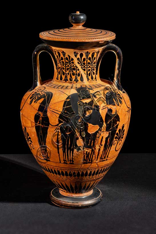 Museo Civico Archeologico di Bologna:anfora attica a figure nere con coperchio: Guerriero con quadriga.Dal sepolcreto della Certosa, tomba 52, Inv.  28532. 