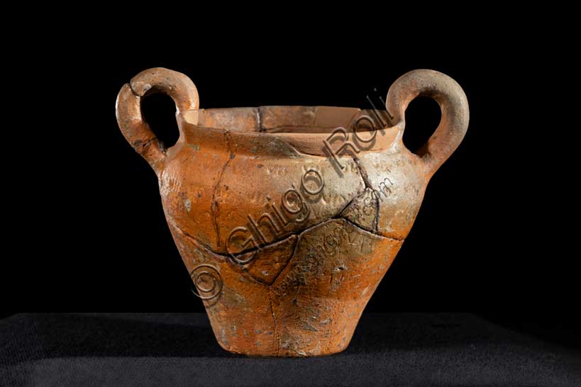 Museo Civico Archeologico di Bologna:anforetta Melenzani.Inv. 23805.L’anforetta Melenzani, proveniente dall’omonimo sepolcreto e databile attorno al 600 a.C. si caratterizza per la presenza di una lunga iscrizione di dono incisa a crudo, cioè prima della cottura del vaso, e redatta secondo le norme ortografiche dell’Etruria Settentrionale. Le circa 30 parole, talora intervallate dalla cosiddetta interpunzione verbale, ne fanno l’iscrizione più lunga di tutta l’Etruria padana. Nell’iscrizione, che procede da destra verso sinistra e presenta un andamento a spirale, sono ben identificabili il nome del vaso – zavenuza, cioè anforetta – il nome del destinatario del dono – Venu, indicato come possessore – e quello di una figura femminile, presumibilmente la moglie, che è associata nella donazione al marito. Seguono una serie di nomi lacunosi legati al verbo turuke, cioè donare, qui in una delle sue più antiche attestazioni. Il testo si chiude con la firma dell’artigiano che ha redatto l’iscrizione e plasmato il vaso: si tratta del primo di area padana di cui si conosca il nome, cioè Ana. L’anforetta Melenzani, di produzione tipicamente locale, con la sua iscrizione, costituisce uno straordinario documento dell’alto livello culturale raggiunto da Felsina allo scorcio del VII secolo a.C. Significativo è il contenuto stesso dell’iscrizione, nel quale si avverte chiaramente l’orgoglio dell’appartenenza ad una ristretta élite di principi, che doveva essere fortemente imperniata sul sistema maritale e indubbiamente l’unica in grado di commissionare un testo così lungo.