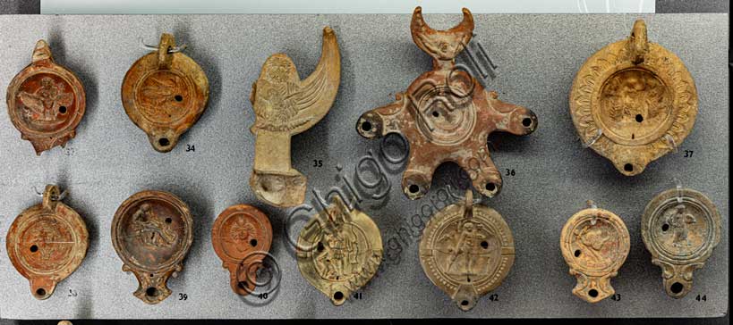 Museo Civico Archeologico di Bologna,collezione romana: tavoletta con lucerne fittili.