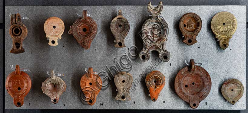 Museo Civico Archeologico di Bologna,collezione romana: tavoletta con lucerne fittili.