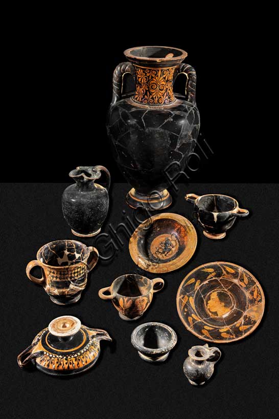 Museo Civico Archeologico di Bologna:composizione esemplificativa della varietà di produzioni di ceramica di importazione.