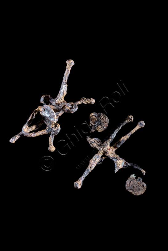 Museo Civico Archeologico di Bologna:coppia di morsi da cavallo in ferro  del corredo dalla tomba 7, del sepolcreto Cortesi. 