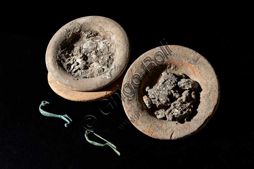 Museo Civico Archeologico di Bologna:corredo funebre dalla tomba 52 della necropoli della Certosa.