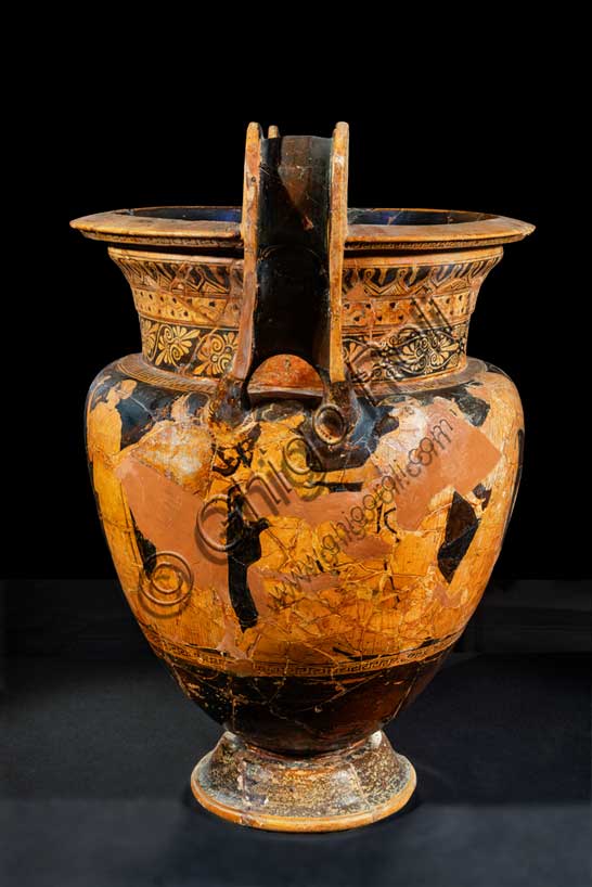 Museo Civico Archeologico di Bologna:cratere a volute attico: Borea rapisce Orizia; dal corredo funerario della tomba 73, sepolcreto De Luca. Inv. 16571.