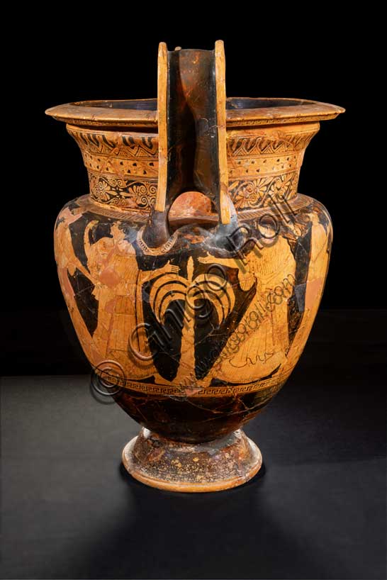 Museo Civico Archeologico di Bologna:cratere a volute attico: Borea rapisce Orizia; dal corredo funerario della tomba 73, sepolcreto De Luca. Inv. 16571.