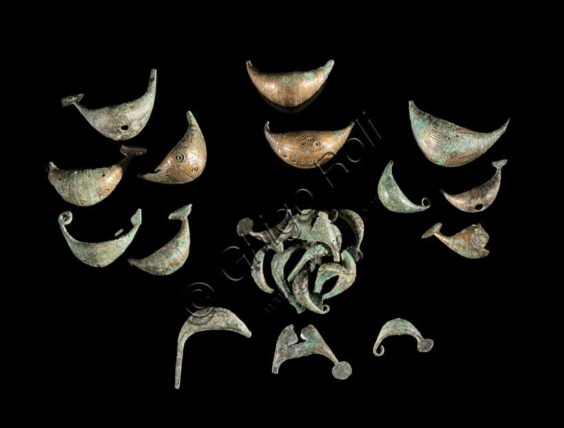 Museo Civico Archeologico di Bologna:esemplificazione di fibule anche in corso di lavorazione dal ripostiglio di San Francesco. 