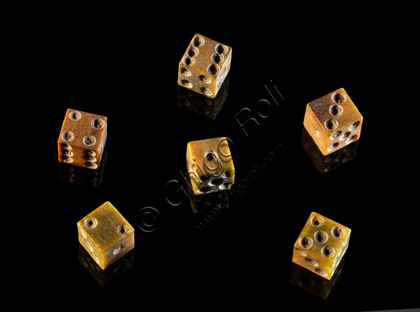 Museo Civico Archeologico di Bologna:minuscoli dadi da gioco, provenienti da sotto la Torre degli Asinelli.Inv.  20096