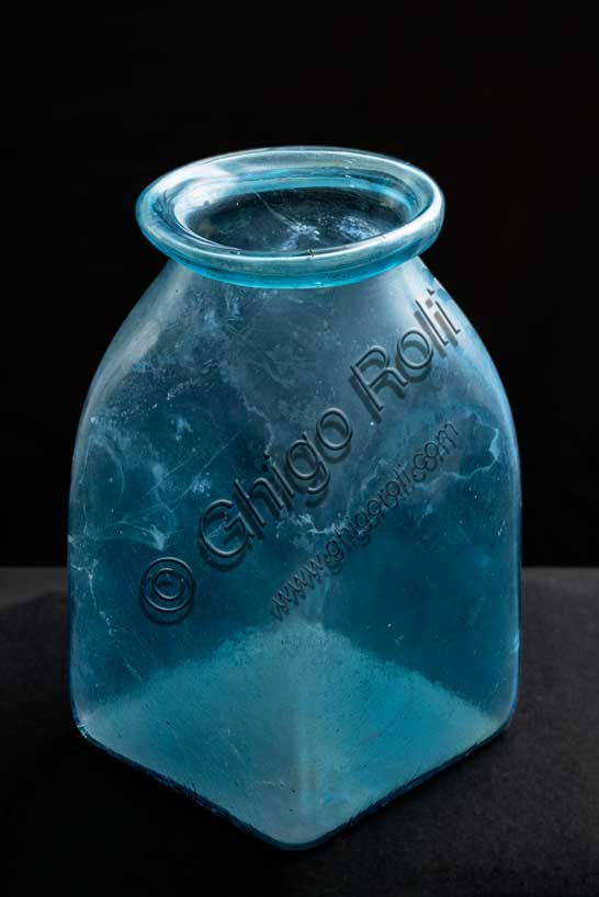 Museo Civico Archeologico di Bologna:Orlo in vetro con corpo a sezione quadrata.Inv. ROM_0128.