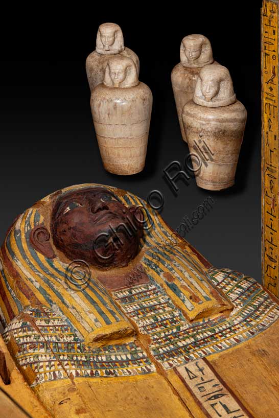 Museo Civico Archeologico di Bologna:Sarcofago antropoide a nome di Usai e vasi canopi in alabastro.