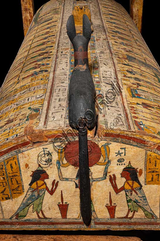 Museo Civico Archeologico di Bologna:Sarcofago antropoide con coperchio a botte a nome di Usai, particolare.