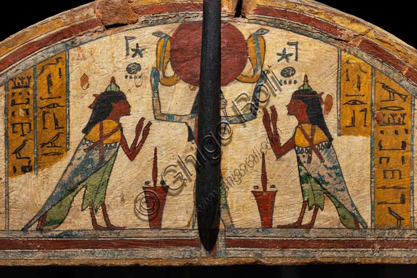 Museo Civico Archeologico di Bologna:Sarcofago antropoide con coperchio a botte a nome di Usai, particolare.