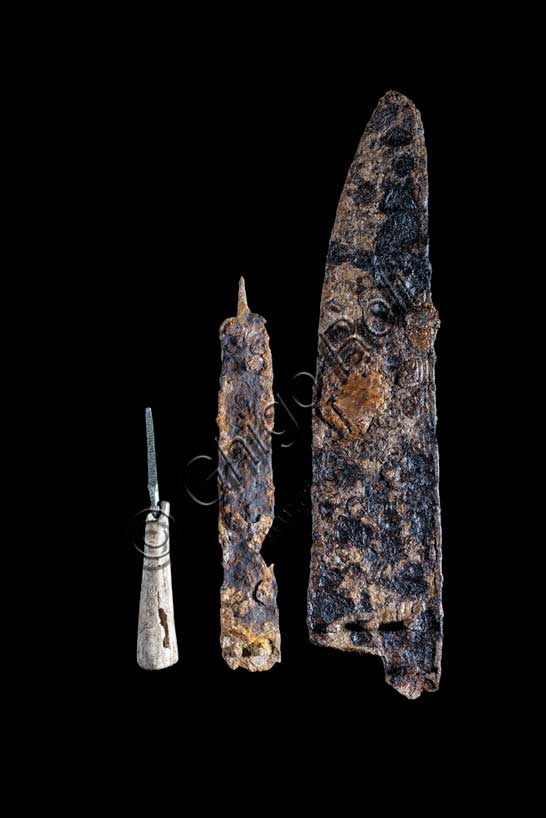 Museo Civico Archeologico di Bologna:strumenti in ferro del corredo dalla tomba 7, del sepolcreto Cortesi. 