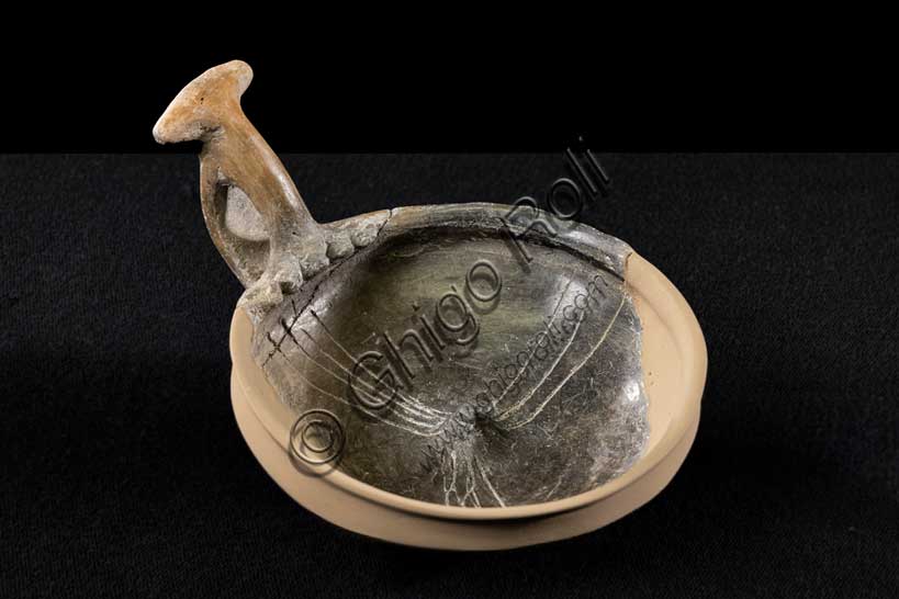 Museo Civico Archeologico di Bologna:Tazza con ansa e decorazione geometrica, dalla Grotta del Farneto.Inv. 2066: 