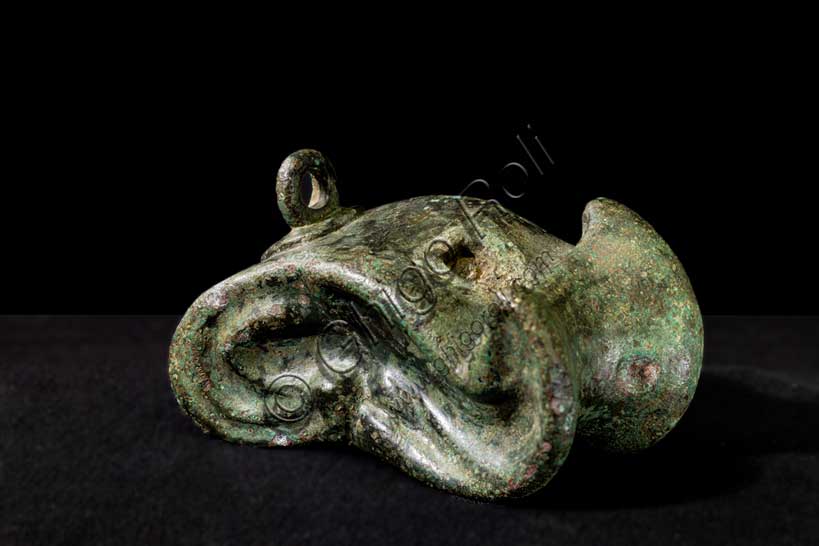 Museo Civico Archeologico di Bologna:Contrappeso da stadera configurato ad astragalo. Inv. ROM_2131