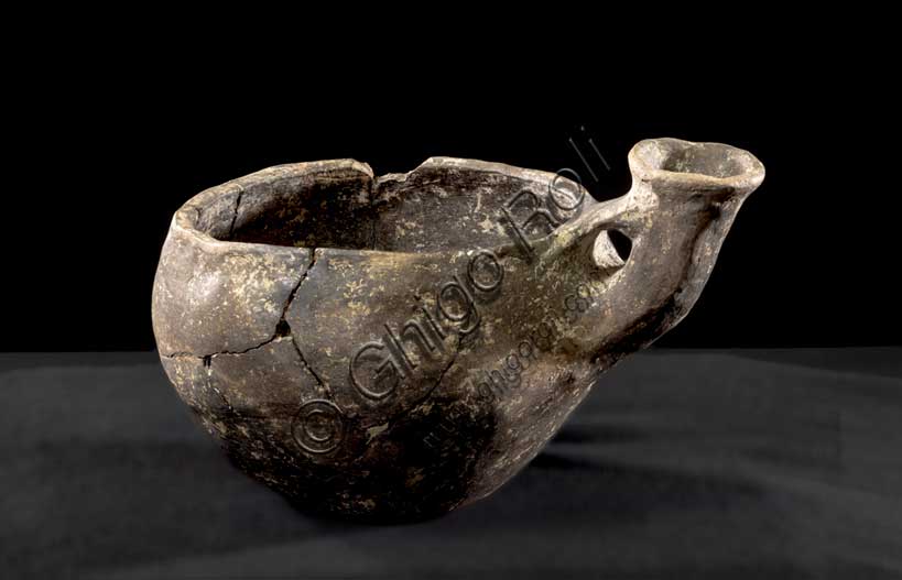 Museo Civico Archeologico di Bologna:Vaso con beccuccio versatorio tubolare.Inv. 32482.