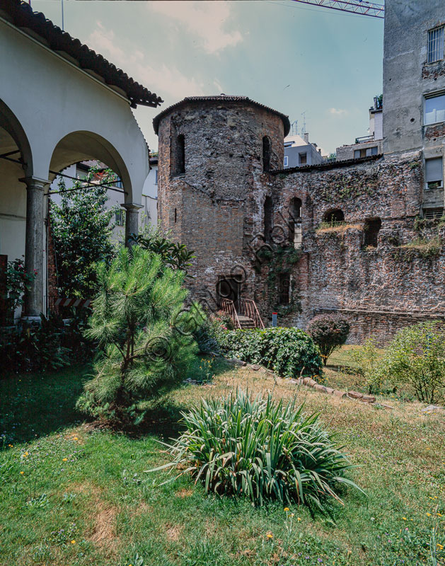 Museo Civico Archeologico:  il cortile e torre poligonale con resti delle mura di Massimiano (fine III sec.).