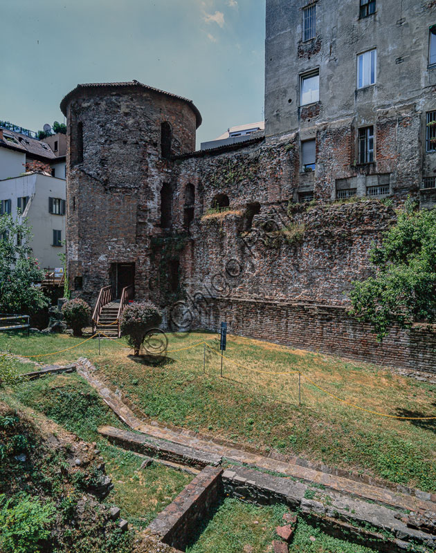 Museo Civico Archeologico:  il cortile e torre poligonale con resti delle mura di Massimiano (fine III sec.).