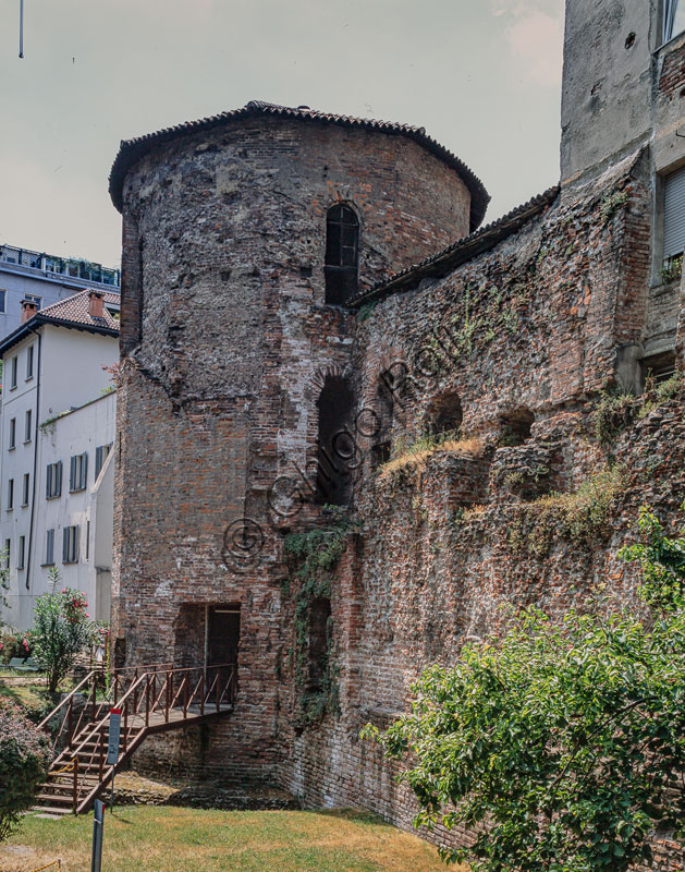 Museo Civico Archeologico:  il cortile e torre poligonale con resti delle mura di Massimiano (fine III sec.).