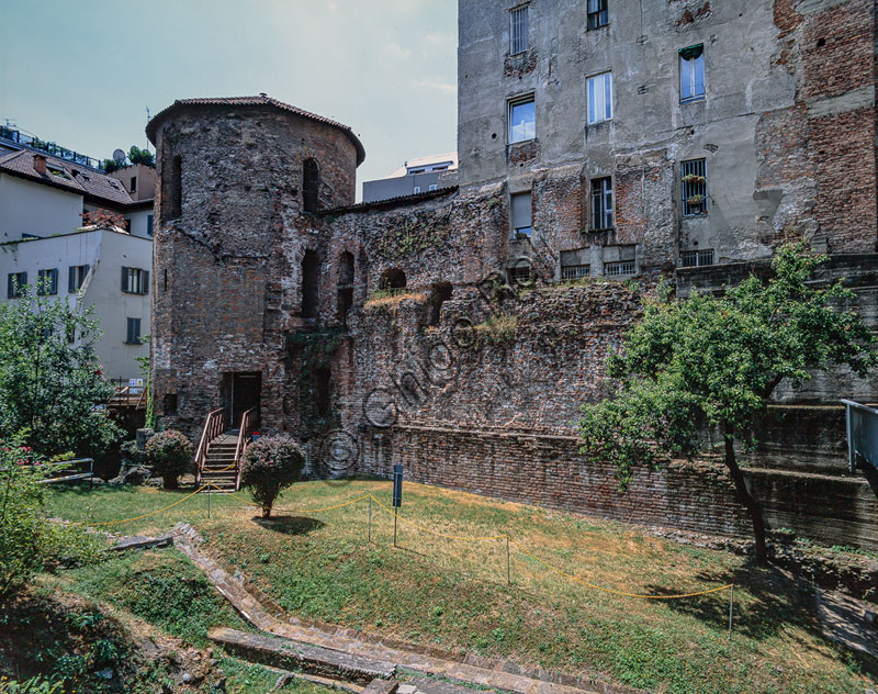 Museo Civico Archeologico:  il cortile e torre poligonale con resti delle mura di Massimiano (fine III sec.).