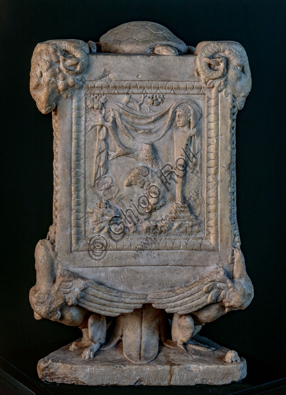Museo Civico Archeologico: stele votiva con dedica a Mercurio (II sec).