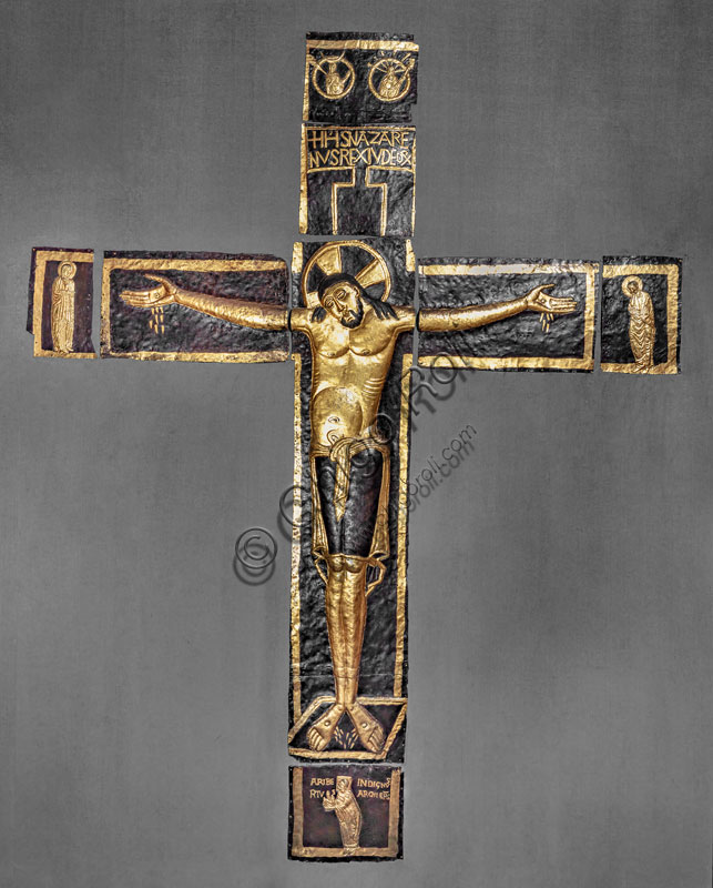  Museum of the Cathedral: the Ariberto's crucifix. The large embossed crucifix in copper foil and gilded brass is a masterpiece of late Ottoman metallics. It was built by the Bishop of the Carroccio, Ariberto da Intimiano, in 1040 ca. as an ornament of the place he had chosen for his burial, at the monastery of San Dionigi.