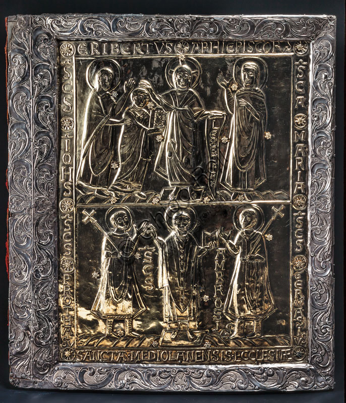 Museo del Duomo, Tesoro del Duomo:  coperta di evangeliario donata da Ariberto da Itimiano (XI sec.), in oro a sbalzi e filigrane, con gemme e smalti, ritenuta opera lombarda (retro).