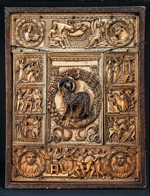  Museum of the Cathedral,Treasure of the Cathedral: ivory cover of an evangeliary  (Stories of Christ) (V century), considered a Syria or Ravenna work (front). Scenes from the life of Jesus are represented. In the centre, the symbolic image of the Agnus Dei, Lamb of the Lord.