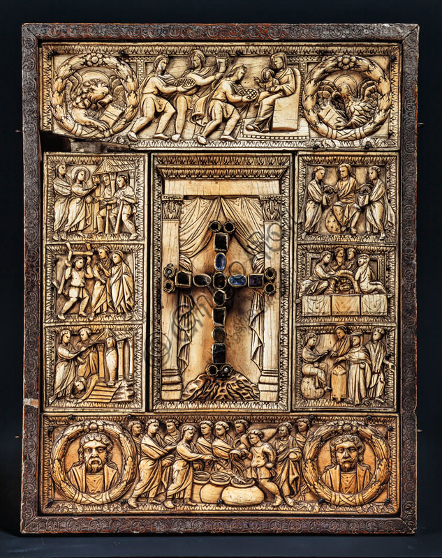  Museum of the Cathedral,Treasure of the Cathedral: ivory cover of an evangeliary  (Stories of Christ) (V century), considered a Syria or Ravenna work (front). Scenes from the life of Jesus are represented. 