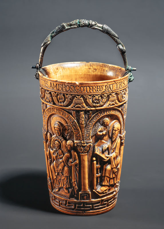 Museo del Duomo, Tesoro del Duomo: situla di Gotogredo eburnea  eseguita nel 979 per l’incoronazione di Ottone II (sotto le arcate Vergine ed Evangelisti).