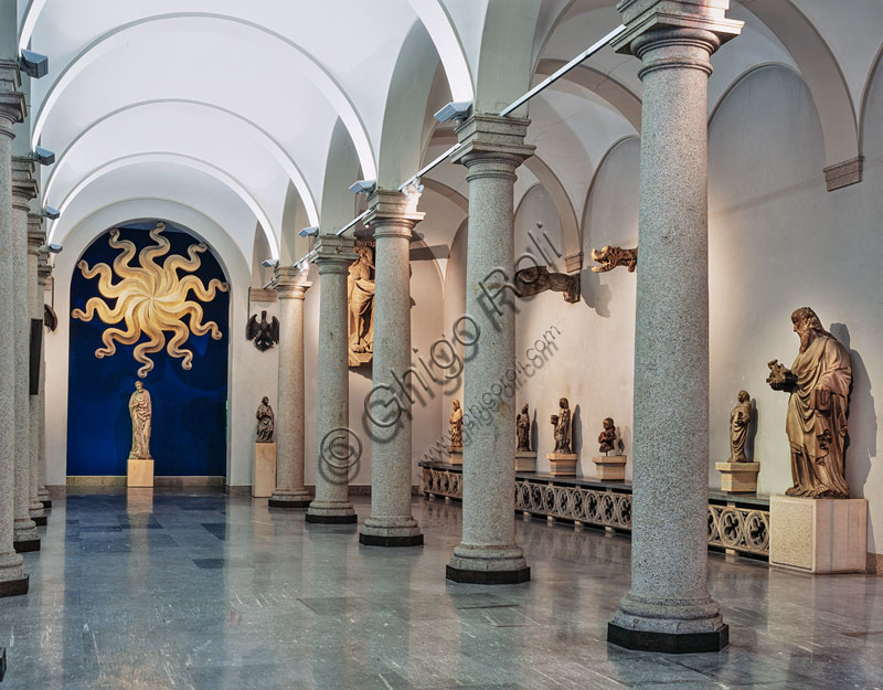 Museo del Duomo: veduta della sala 3, ex scuderia di palazzo reale (arch.Piermarini) con  la grande rosa viscontea proveniente dall’abside del Duomo.