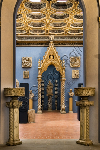  Museum Stefano Bardini: entrance into the room of sculptures.