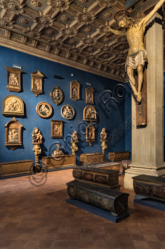 Museo Stefano Bardini: la sala dei rilievi di Madonna con Bambino e, a destra, il Crocifisso in legno policromo del XV secolo.