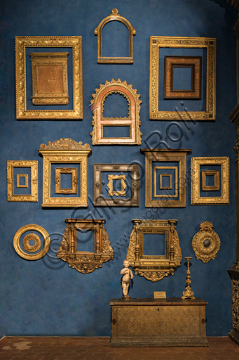  Museum Stefano Bardini: the room of collection of frames.