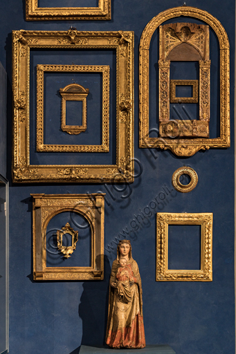 Museo Stefano Bardini: la sala con la collezionedi cornici.
