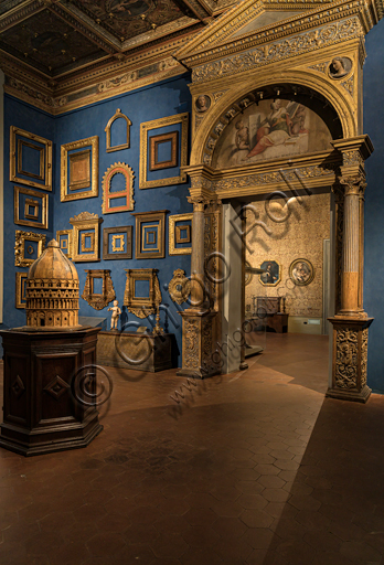 Museo Stefano Bardini: la sala con la collezionedi cornici.