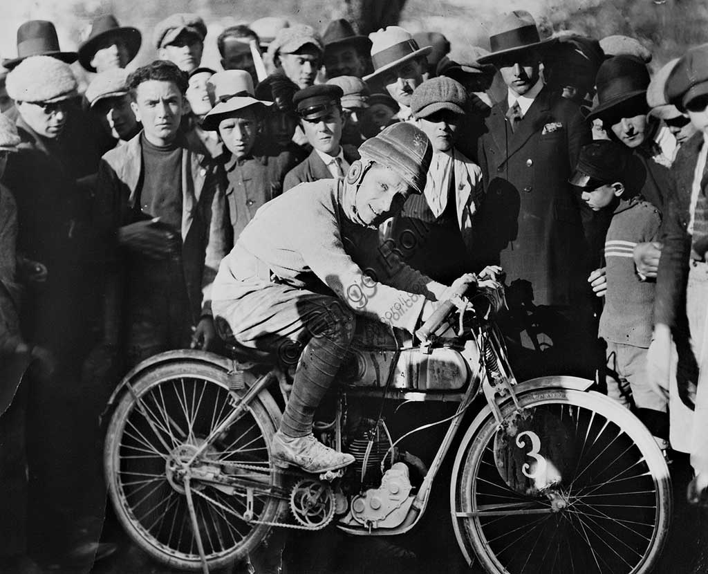 Collezione di moto d'epoca "Nello Salsapariglia" : fotografie d'epoca sulla storia della motocicletta.