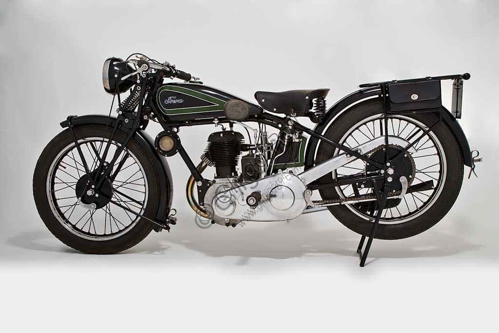 Collezione di moto d'epoca "Nello Salsapariglia" :Motocicletta "Frera" 500 cc., anno 1929, a valvole laterali, montava uno dei primi serbatoi a sella. E' uno dei pochi esemplari rimasti con il serbatoio verniciato a losanghe verdi.