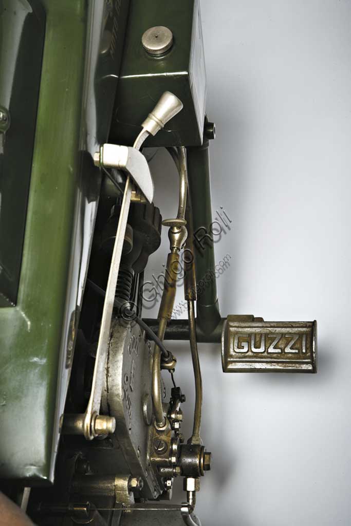 Moto d'epoca Moto Guzzi  "Normale" fabbrica: Moto Guzzimodello: 500 cc Tipo Normale fabbricata in: Italia - Mandello sul Larioanno di costruzione: 1921condizioni: restauratacilindrata: 498,4 cc (alesaggio e corsa: 88 x 82)motore: monocilindrico a valvole contrappostecambio: in blocco a tre rapportiLa Tipo Normale del 1921 è la prima moto prodotta in serie dal neonato stabilimento Moto Guzzi. L'esemplare qui fotografato porta il numero di serie 151 ed è uno dei pochissimi superstiti. E' fedele all'idea originale dei tre commilitoni che la concepirono durante la Grande Guerra: Carlo Guzzi meccanico, Giorgio Parodi aviatore e armatore genovese, e Giovanni Ravelli, aviatore e pilota di moto. Un motore assolutamente inedito, leggero ed efficiente, a cilindro orizzontale. Telaio interamente saldato, peso contenuto, meccanica raffinata. Monta un freno posteriore ad espansione e raggiunge una velocità di 85 Km/h. Una delle prime due moto prodotte vince la Targa Florio nel settembre dello stesso anno, condotta dal pilota Gino Finzi. Inizia in questo modo la gloriosa stagione della Moto Guzzi.
