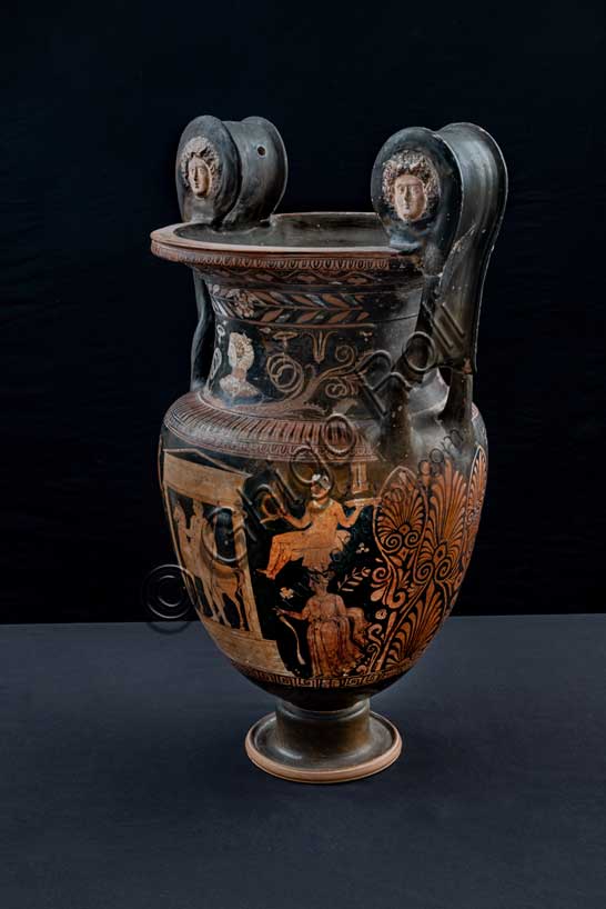Museo Civico Archeologico di Bologna: Cratere a figure rosse apulo a volute con mascheroni.Vista di tre quarti con dettaglio di offerenti.340 - 320 a.C.Inv. G_0392