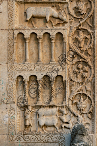 Spoleto, Chiesa di San Pietro, la facciata, caratterizzata da rilievi romanici (XII secolo): particolare con ordini di archetti decorativi su colonnine con sfondo di fiori, animali stilizzati e figure geometriche. 