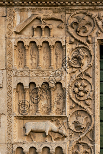 Spoleto, Chiesa di San Pietro, la facciata, caratterizzata da rilievi romanici (XII secolo): particolare con ordini di archetti decorativi su colonnine con sfondo di fiori, animali stilizzati e figure geometriche. 