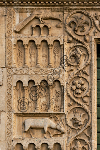  Spoleto, St. Peter's Church: the façade. It is characterized by Romanesque reliefs (XII century). Detail of a few orders of decorative arches on columns with a background of flowers, stylized animals and geometric figures.