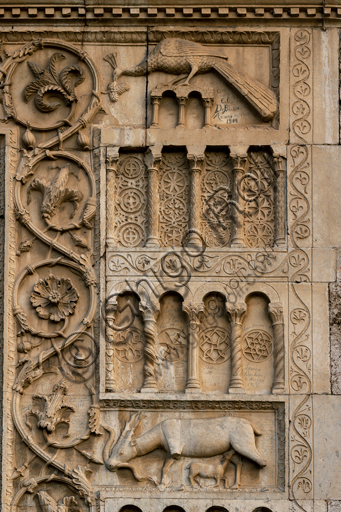 Spoleto, Chiesa di San Pietro, la facciata, caratterizzata da rilievi romanici (XII secolo): particolare con ordini di archetti decorativi su colonnine con sfondo di fiori, animali stilizzati e figure geometriche. 