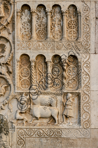 Spoleto, Chiesa di San Pietro, la facciata, caratterizzata da rilievi romanici (XII secolo): particolare con ordini di archetti decorativi su colonnine con sfondo di fiori, animali stilizzati e figure geometriche. 