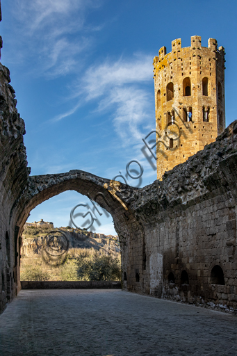 Orvieto, Badia (Abbazia dei Santi Severo e Martirio): veduta della sala capitolare, il cui arco  ogivale lincornicia rupe di Orvieto e sulle guglie del Duomo, e della torre campanaria ottagonale. 