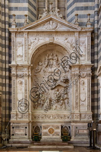  Orvieto,  Basilica Cathedral of Santa Maria Assunta (or Duomo), the interior, Chapel of the Magi: rich marble altar sculpted by Michele Sanmicheli, Giovanni Battista da Siena and Simone Mosca. The Epiphany scene is by Raffaello da Montelupo; the three haunting angels above and other bas-reliefs are by his son Francesco.